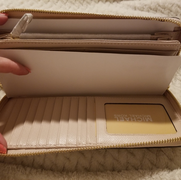 Michael Kors wallet - Picture 2 of 5